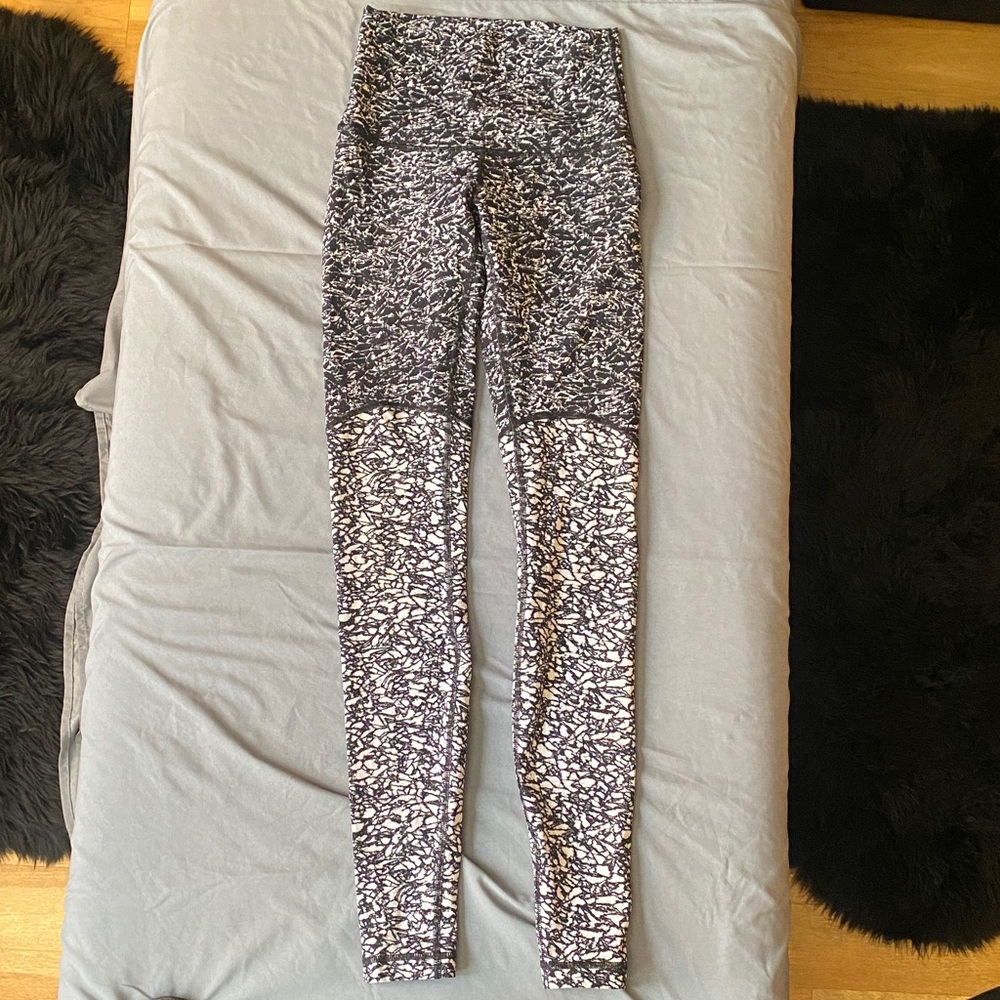 Lululemon ombré black/white Patterned High-Waisted Leggings size 4
Super rare